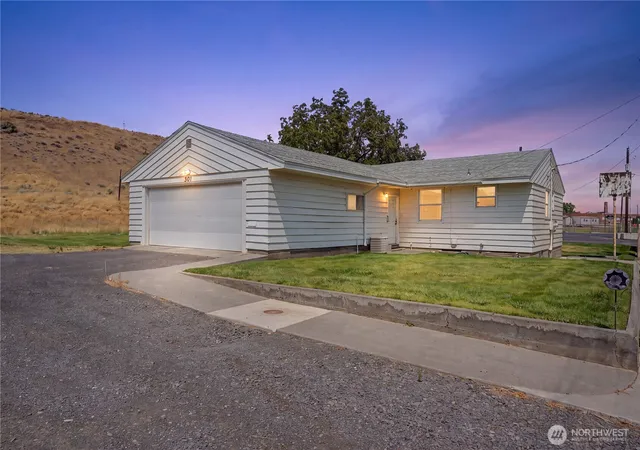 Photo 3 of Single family home for sale at 420 11th Street Sw, Ephrata, WA 98823 | MLS# NWM2557130 | Listing updated on 2026-09-22