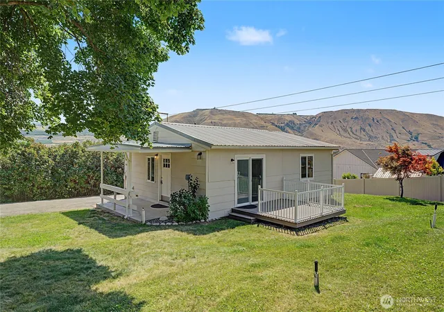 Photo 1 of Single family home for sale at 860 S Nancy Ave, East Wenatchee, WA 98802 | MLS# NWM2557190 | Listing updated on 2026-09-30