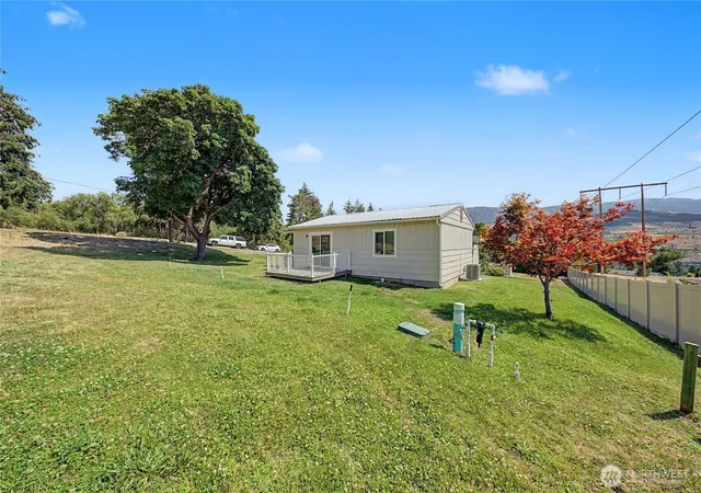 Photo 3 of Single family home for sale at 860 S Nancy Ave, East Wenatchee, WA 98802 | MLS# NWM2557190 | Listing updated on 2026-10-07