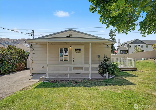 Photo 2 of Single family home for sale at 860 S Nancy Ave, East Wenatchee, WA 98802 | MLS# NWM2557190 | Listing updated on 2026-09-30