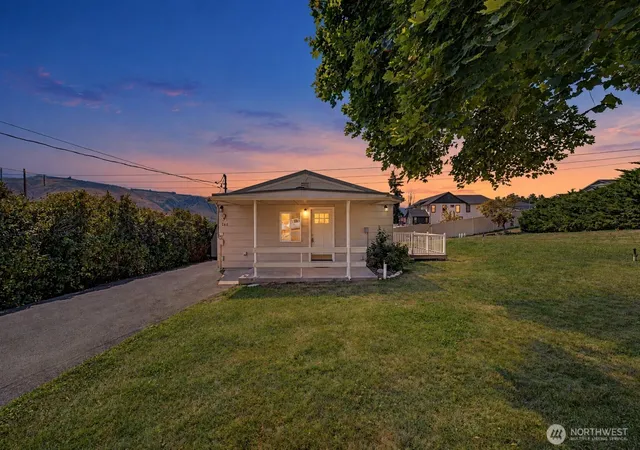 Photo 2 of Single family home for sale at 860 S Nancy Ave, East Wenatchee, WA 98802 | MLS# NWM2557190 | Listing updated on 2026-10-07