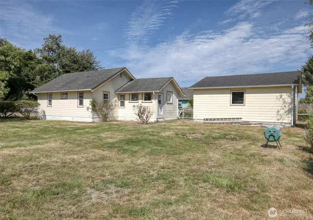 Photo 3 of Single family home for sale at 1021 W Stockwell St, Aberdeen, WA 98520 | MLS# NWM2557268 | Listing updated on 2026-09-23