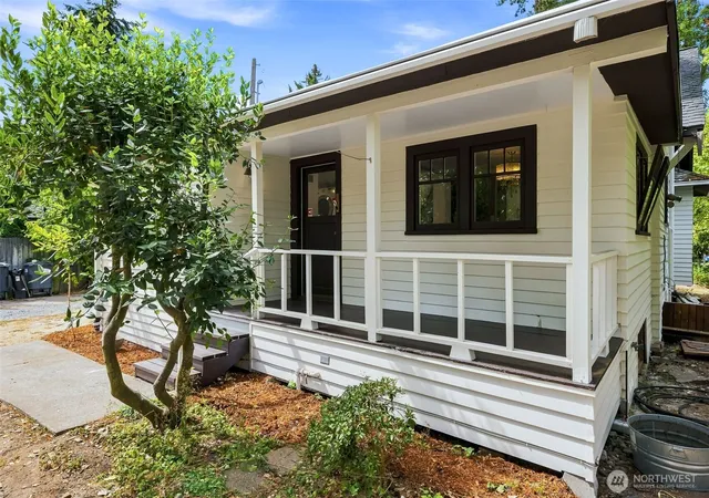 Photo 3 of Single family home for sale at 14622 18th Avenue Sw, Burien, WA 98166 | MLS# NWM2557348 | Listing updated on 2026-09-24