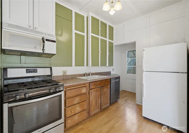 Photo 3 of Sale Pending at 7730 17th Avenue NE, Seattle, WA 98115 | MLS# NWM2557367 | Listing updated on 2026-09-25