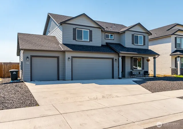 Photo 2 of Contingent at 714 N Doumit Dr, Moses Lake, WA 98837 | MLS# NWM2557543 | Listing updated on 2026-09-25