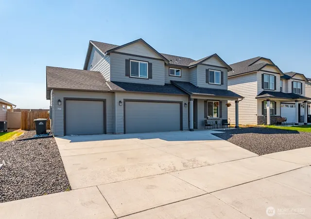 Photo 3 of Contingent at 714 N Doumit Dr, Moses Lake, WA 98837 | MLS# NWM2557543 | Listing updated on 2026-09-25