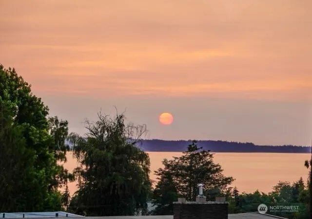 Photo 3 of Single family home for sale at 1010 Daley St, Edmonds, WA 98020 | MLS# NWM2557562 | Listing updated on 2026-09-23