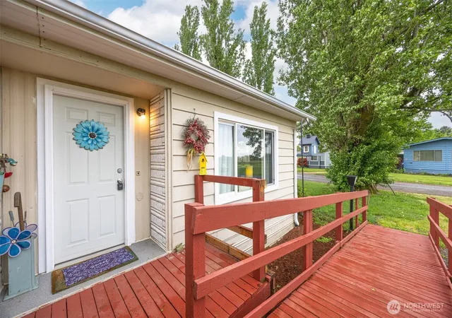 Photo 3 of Manufactured home for sale at 380 E Pole Rd #20, Lynden, WA 98264 | MLS# NWM2557672 | Listing updated on 2026-09-26