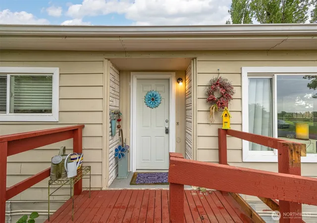 Photo 3 of Manufactured home for sale at 380 E Pole Rd #20, Lynden, WA 98264 | MLS# NWM2557672 | Listing updated on 2026-09-26
