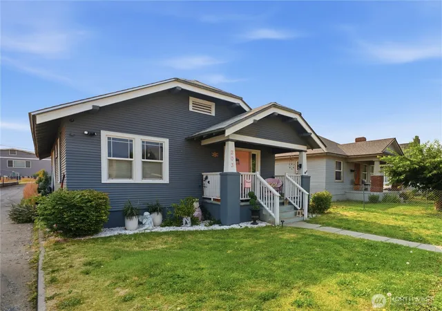 Photo 3 of Single family home for sale at 203 N Emerson Ave, Wenatchee, WA 98801 | MLS# NWM2557714 | Listing updated on 2026-09-23