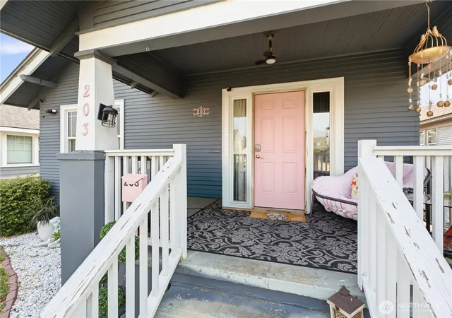 Photo 3 of Single family home for sale at 203 N Emerson Ave, Wenatchee, WA 98801 | MLS# NWM2557714 | Listing updated on 2026-09-23