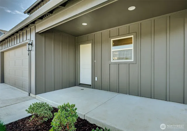 Photo 3 of Single family home for sale at 2010 Henderson Way, Longview, WA 98632 | MLS# NWM2557718 | Listing updated on 2026-09-28