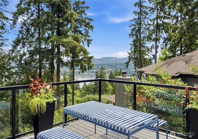 Photo 4 of Single family home for sale at 4739 Fernridge Ln, Mercer Island, WA 98040 | MLS# NWM2557722 | Listing updated on 2026-10-02