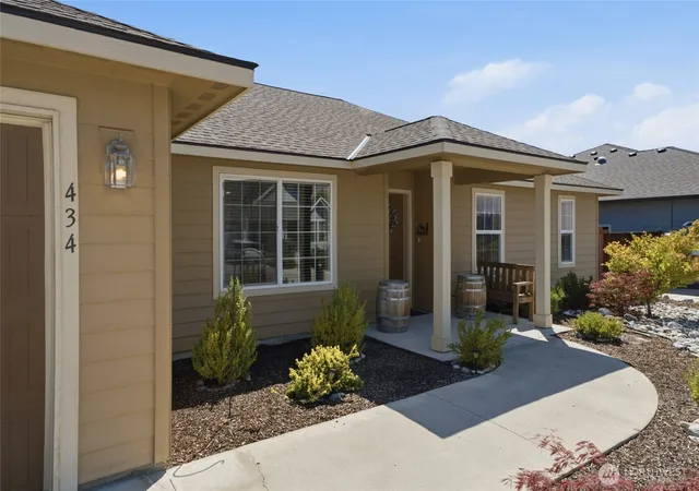 Photo 2 of Single family home for sale at 434 N Wilson St, Chelan, WA 98816 | MLS# NWM2557793 | Listing updated on 2026-09-23