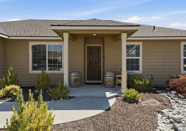 Photo 3 of Single family home for sale at 434 N Wilson St, Chelan, WA 98816 | MLS# NWM2557793 | Listing updated on 2026-09-23