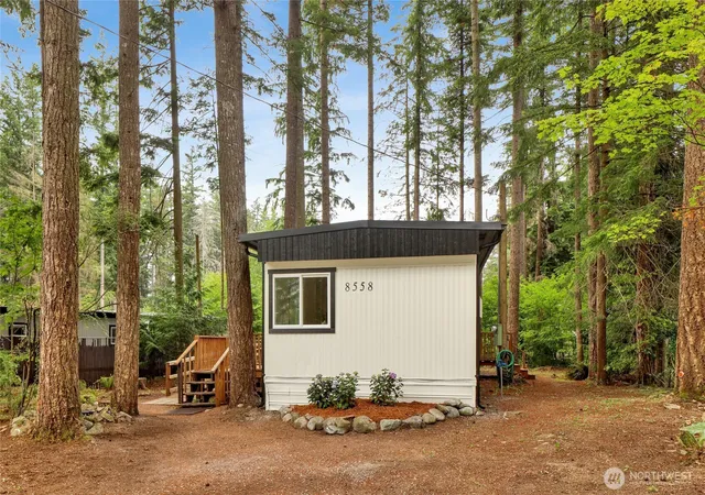 Photo 2 of Manufactured home for sale at 8558 Golden Valley Dr, Maple Falls, WA 98266 | MLS# NWM2557837 | Listing updated on 2026-09-29