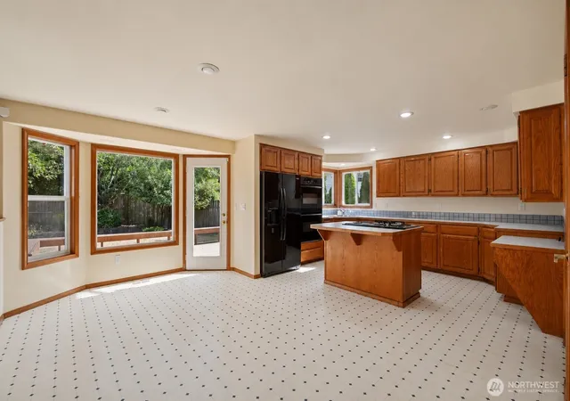 Photo 4 of Single family home for sale at 544 SW Muzzall St, Oak Harbor, WA 98277 | MLS# NWM2557910 | Listing updated on 2026-09-23