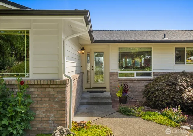 Photo 4 of Single family home for sale at 2527 211th Avenue E, Lake Tapps, WA 98391 | MLS# NWM2557934 | Listing updated on 2026-09-30