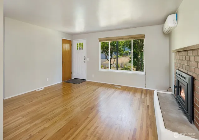 Photo 3 of Single family home for sale at 30633 4th Avenue S, Federal Way, WA 98003 | MLS# NWM2557960 | Listing updated on 2026-09-23