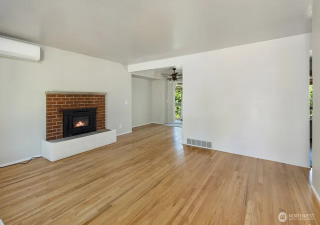 Photo 4 of Single family home for sale at 30633 4th Avenue S, Federal Way, WA 98003 | MLS# NWM2557960 | Listing updated on 2026-09-23