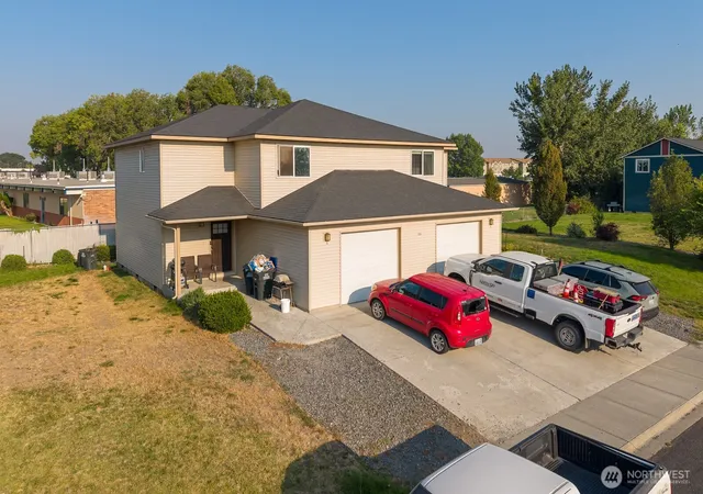 Photo 3 of Townhouse for sale at 1331 S Shaker Pl, Moses Lake, WA 98837 | MLS# NWM2557972 | Listing updated on 2026-09-23