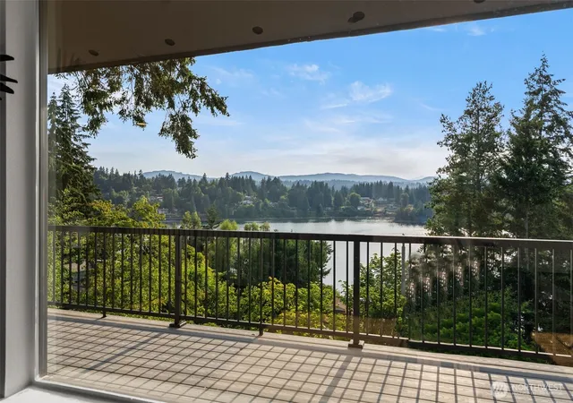Photo 4 of Single family home for sale at 2511 Baymont Pl, Bremerton, WA 98312 | MLS# NWM2558068 | Listing updated on 2026-09-28