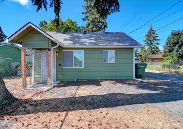 Photo 2 of Single family home for sale at 263 17th Avenue, Longview, WA 98632 | MLS# NWM2558081 | Listing updated on 2026-09-30