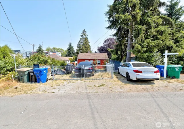 Photo 4 of Single family home for sale at 9212 Kelsey Ln SW, Seattle, WA 98106 | MLS# NWM2558204 | Listing updated on 2026-10-14