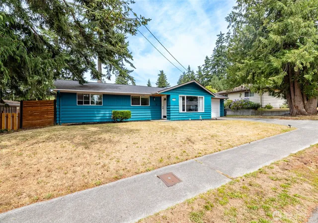 Photo 3 of Single family home for sale at 1580 Ne 11th Avenue, Oak Harbor, WA 98277 | MLS# NWM2558234 | Listing updated on 2026-09-23