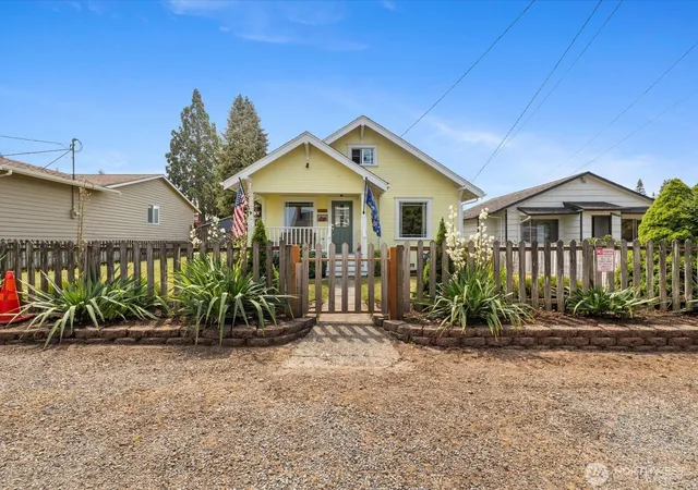 Photo 3 of Sale Pending at 2212 Columbia Ave, Everett, WA 98203 | MLS# NWM2558256 | Listing updated on 2026-09-25