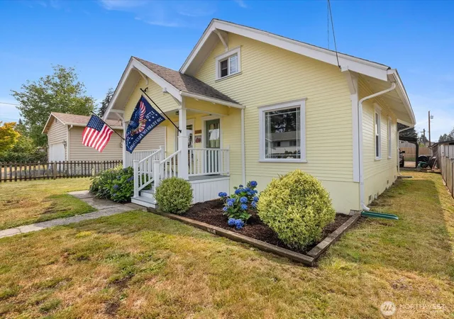 Photo 3 of Sale Pending at 2212 Columbia Ave, Everett, WA 98203 | MLS# NWM2558256 | Listing updated on 2026-09-25