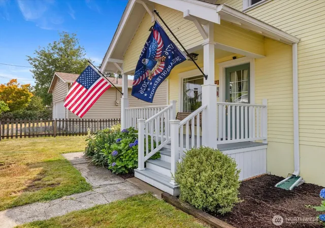 Photo 4 of Sale Pending at 2212 Columbia Ave, Everett, WA 98203 | MLS# NWM2558256 | Listing updated on 2026-09-25