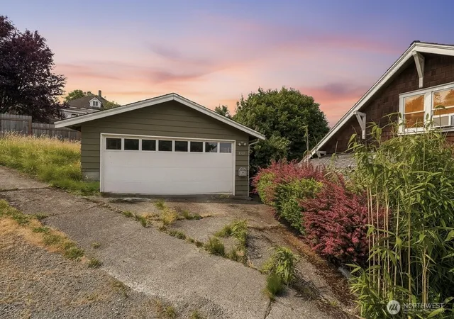 Photo 3 of Single family home for sale at 400 Cedar Ave S, Renton, WA 98057 | MLS# NWM2558268 | Listing updated on 2026-09-23