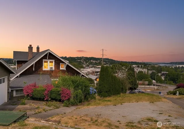 Photo 4 of Single family home for sale at 400 Cedar Ave S, Renton, WA 98057 | MLS# NWM2558268 | Listing updated on 2026-09-23