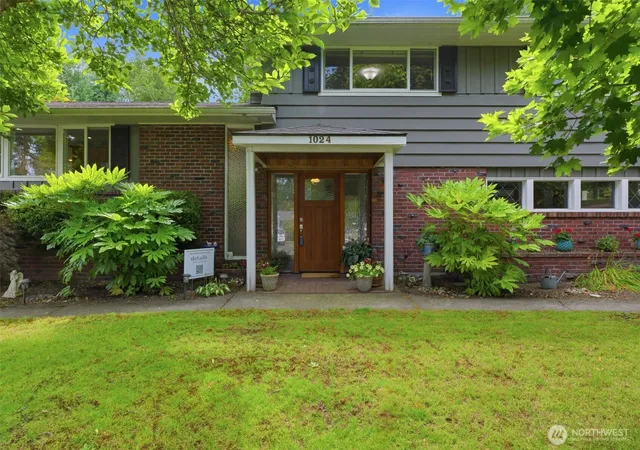 Photo 3 of Sale Pending at 1024 Daniels Dr, Fircrest, WA 98466 | MLS# NWM2558272 | Listing updated on 2026-10-01