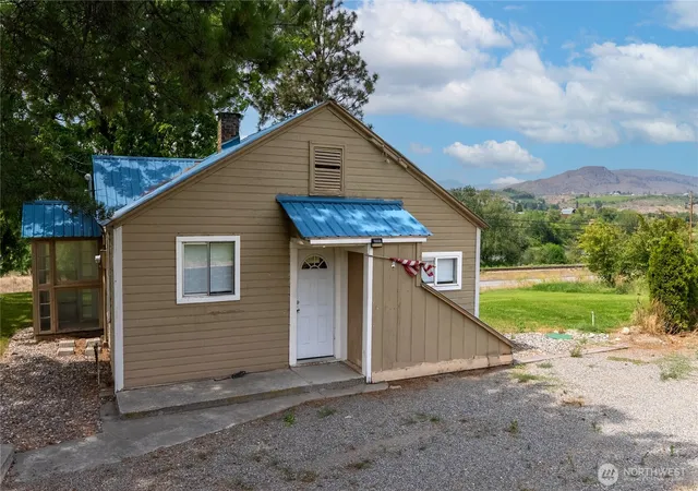 Photo 2 of Single family home for sale at 31952 A Hwy 97, Tonasket, WA 98855 | MLS# NWM2558351 | Listing updated on 2026-09-23