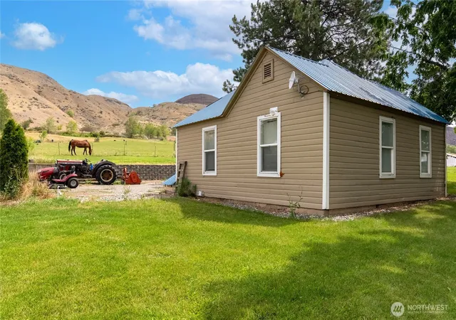 Photo 3 of Single family home for sale at 31952 A Hwy 97, Tonasket, WA 98855 | MLS# NWM2558351 | Listing updated on 2026-09-23
