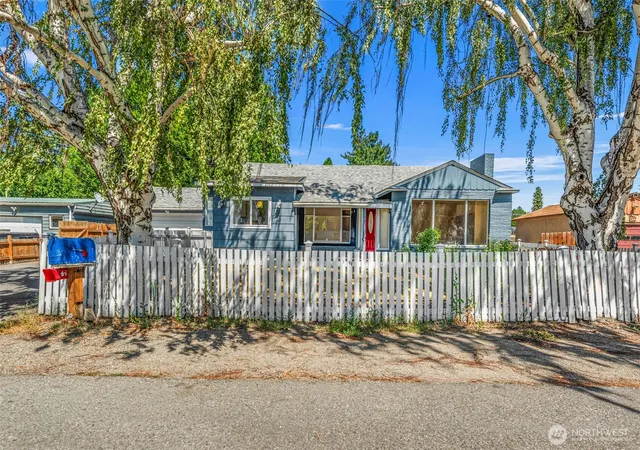 Photo 2 of Single family home for sale at 845 N Devon Ave, East Wenatchee, WA 98802 | MLS# NWM2558429 | Listing updated on 2026-09-23
