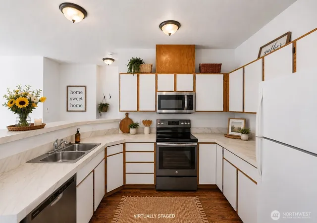 Photo 4 of Sale Pending at 3426 Oakes Ave, Everett, WA 98201 | MLS# NWM2558436 | Listing updated on 2026-09-06