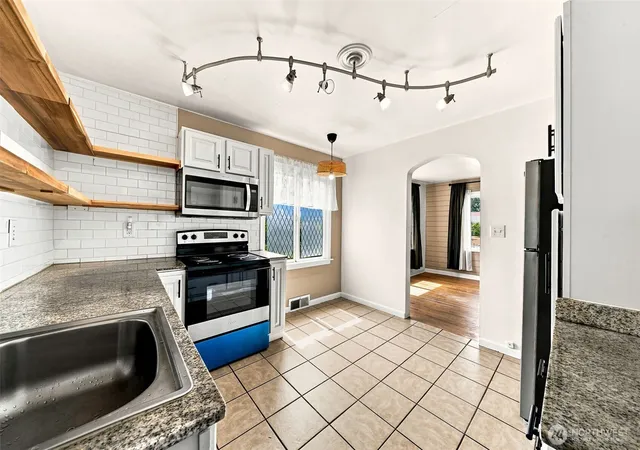 Photo 3 of Single family home for sale at 116 M St Ne, Auburn, WA 98002 | MLS# NWM2558456 | Listing updated on 2026-08-22