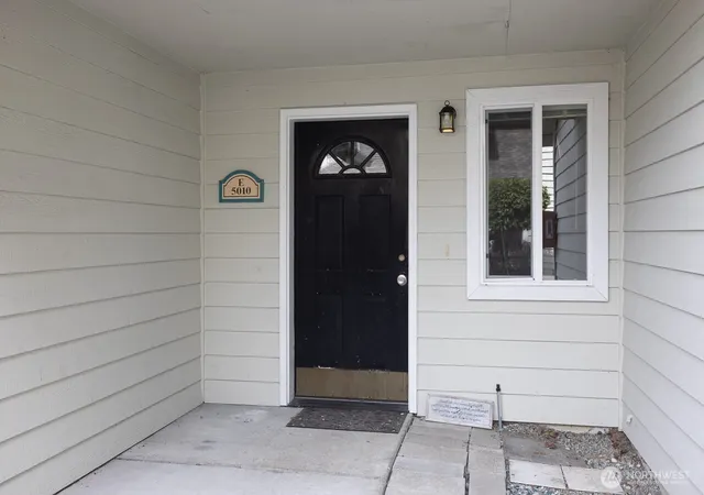 Photo 2 of Townhouse for sale at 5010 168th Street Sw #E, Lynnwood, WA 98037 | MLS# NWM2558489 | Listing updated on 2026-10-01