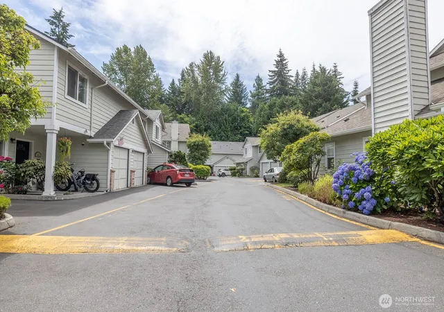 Photo 3 of Townhouse for sale at 5010 168th Street SW #E, Lynnwood, WA 98037 | MLS# NWM2558489 | Listing updated on 2026-10-01