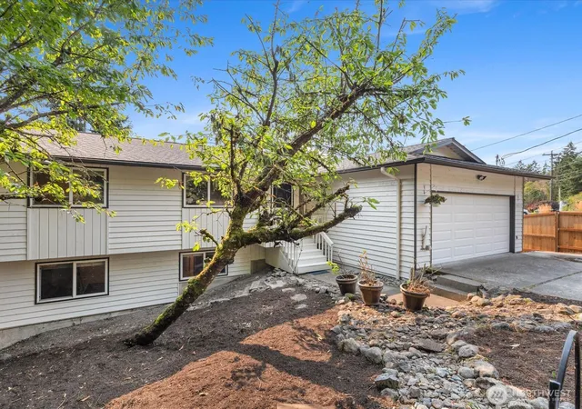 Photo 1 of Single family home for sale at 10830 Lake View Dr, Lake Stevens, WA 98258 | MLS# NWM2558563 | Listing updated on 2026-10-03