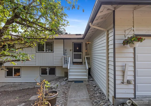 Photo 3 of Single family home for sale at 10830 Lake View Dr, Lake Stevens, WA 98258 | MLS# NWM2558563 | Listing updated on 2026-10-03