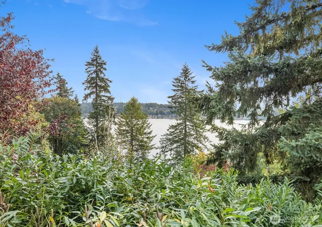 Photo 4 of Single family home for sale at 10830 Lake View Dr, Lake Stevens, WA 98258 | MLS# NWM2558563 | Listing updated on 2026-10-03