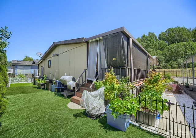 Photo 2 of Manufactured home for sale at 3611 Ne I St #207, Auburn, WA 98002 | MLS# NWM2558622 | Listing updated on 2026-09-30