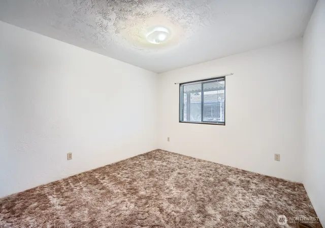 Photo 3 of Manufactured home for sale at 3611 Ne I St #207, Auburn, WA 98002 | MLS# NWM2558622 | Listing updated on 2026-09-30
