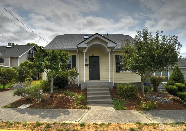 Photo 1 of Sale Pending at 921 5th Avenue Se, Olympia, WA 98501 | MLS# NWM2558644 | Listing updated on 2026-09-20