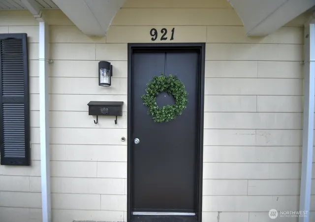 Photo 3 of Sale Pending at 921 5th Avenue Se, Olympia, WA 98501 | MLS# NWM2558644 | Listing updated on 2026-09-20