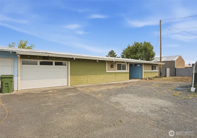 Photo 1 of Sale Pending at 410 Loring Dr, Moses Lake, WA 98837 | MLS# NWM2558735 | Listing updated on 2026-09-28